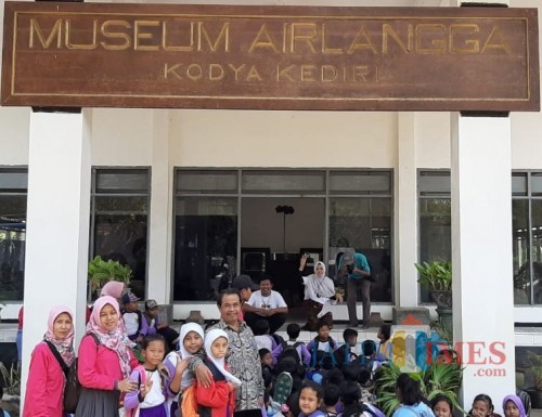 Nur Mukhyar Kepala Disbudparpora Kota Kediri bersama para pelajar di Museum Airlangga. (eko Arif s /JatimTimes)