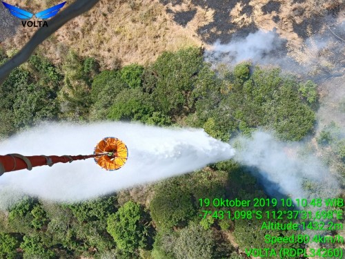 Proses water bombing di di Gunung Arjuno-Welirang, Sabtu (19/10/2019). (Foto: istimewa)