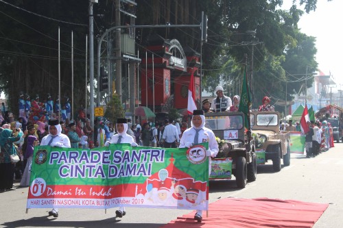 Kemeriahan Parade Santri Cinta Damai di Kota Blitar.(Foto : Aunur Rofiq/BlitarTIMES)