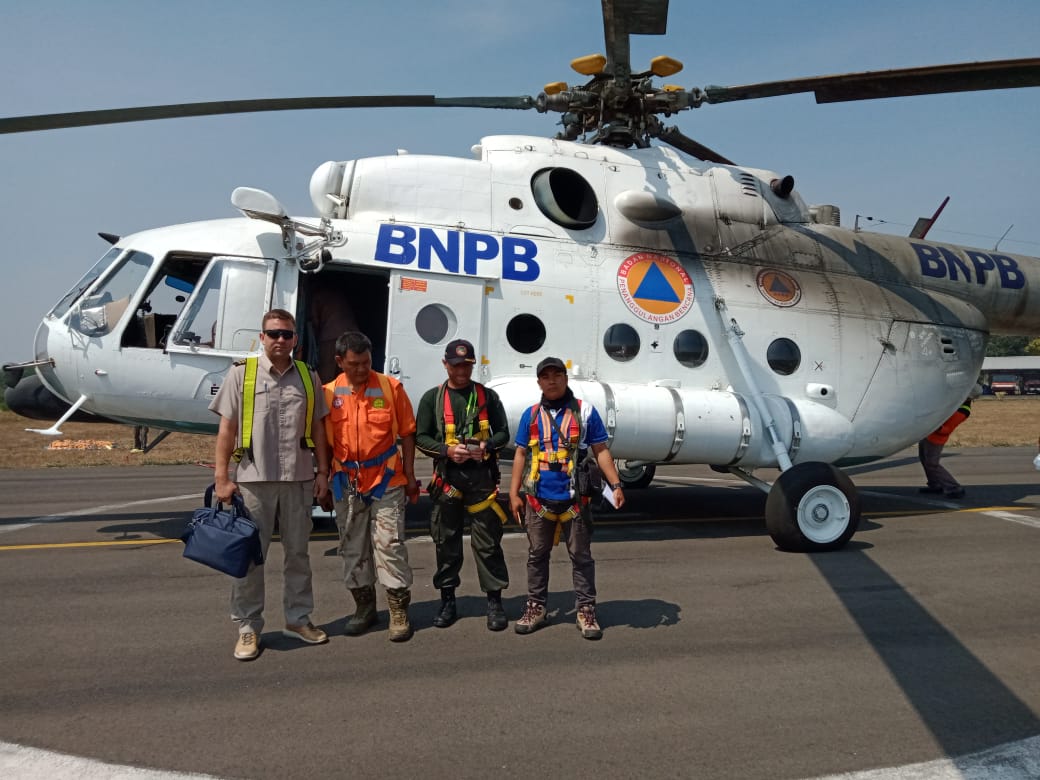 Tim yang berada di dalam Helikopter MI8-MTV dalam proses water bombing. (Foto: istimewa)