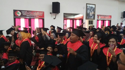 Wisudawan Untag bernyanyi bersama usai menjalani prosesi wisuda