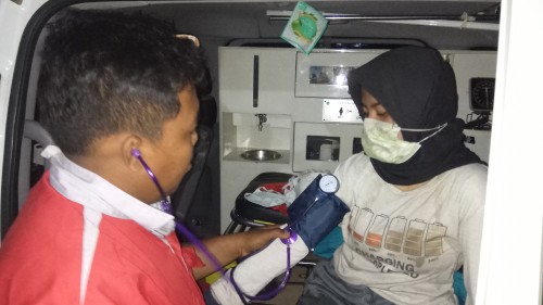 Lisa Miliana sedang diperiksa tim kesehatan sesaat setelah berhasil dievakuasi