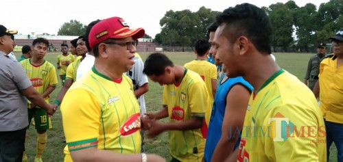 Bupati Tulungagng, Maryoto Birowo saat memberikan selamat pada pemain Perseta selepas mengalahkan Bojonegoro FC dengan skor 6-0(foto : Joko Pramono/Jatim Times)
