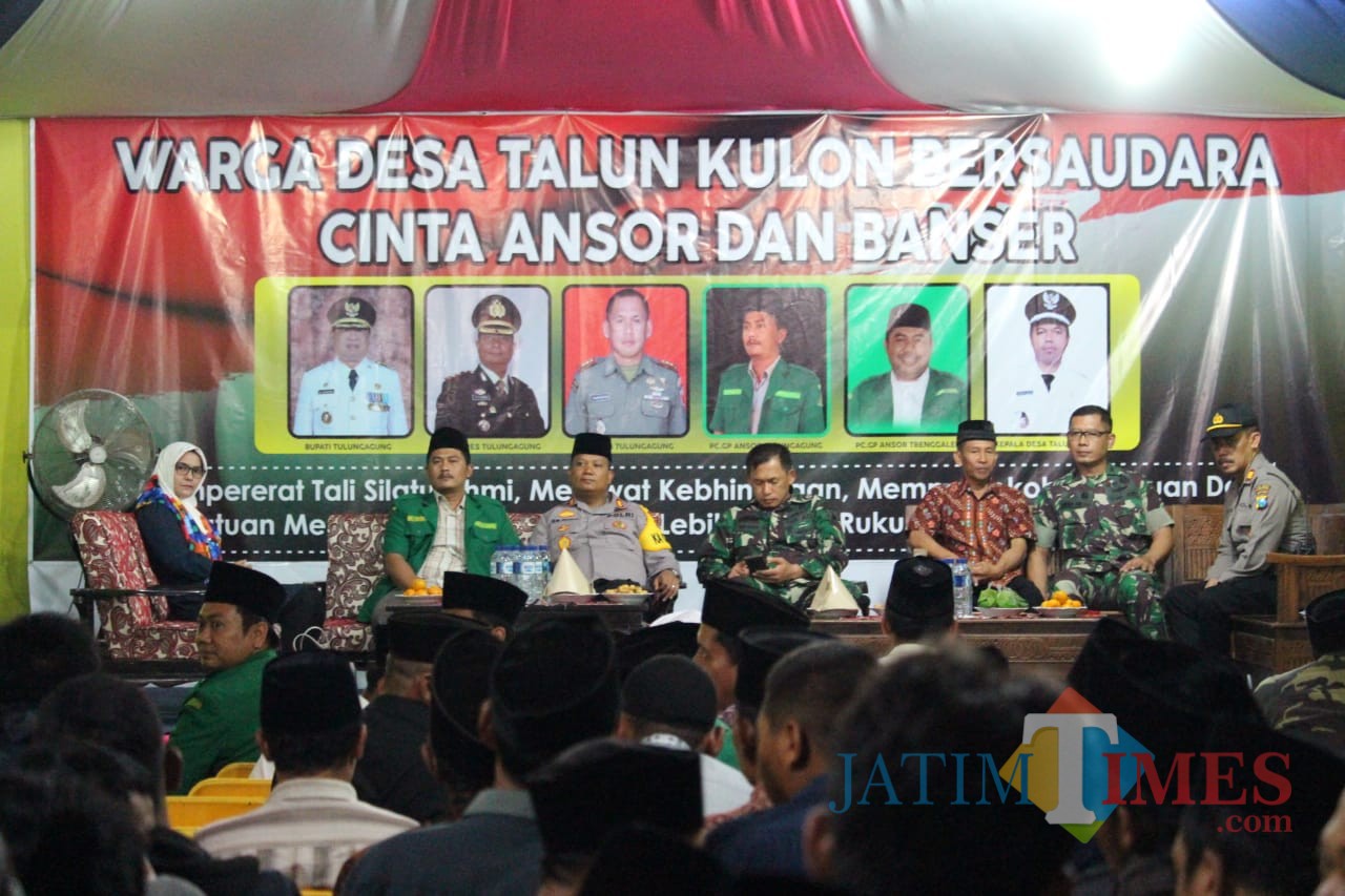 Kapolres, dandim, dan seluruh tokoh masyarakat silaturahmi di Desa Talun Kulon untuk akhiri konflik perguruan. / Foto : Dokpol / Tulungagung TIMES
