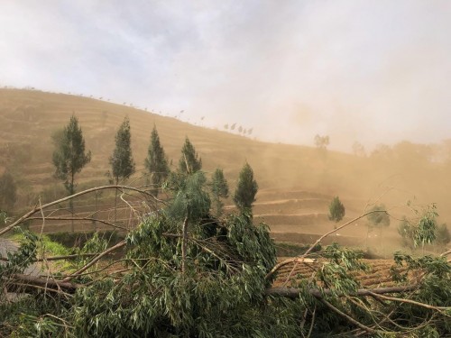Kondisi debu bercampur angin menyelimuti Desa Sumber Brantas, Kecamata Bumiaji, Minggu (20/10/2019). (Foto: Istimewa)