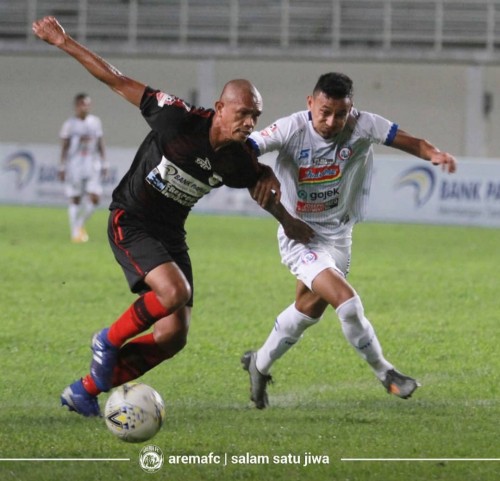 Rivaldi Bawuoh (kanan) saat mengawal ketat bek senior Persipura Jayapura Ricardo Salampessy (official Arema FC)