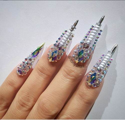 Salah satu nail art kuku alat tulis karya Tony Lee. (Source: Instagram @tonysnail)