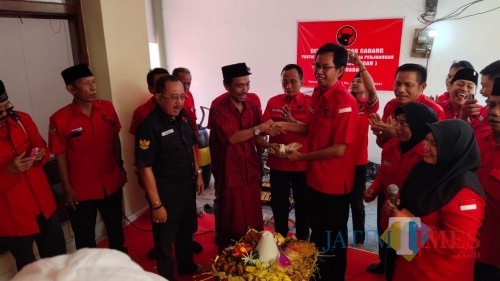 Selamatan di Kantor DPC PDIP Surabaya.