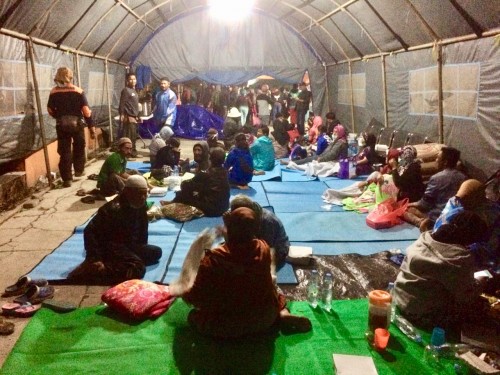 Suasana para pengungsi di Posko PB BPBD Kota Batu, Minggu (20/10/2019). (Foto: istimewa)