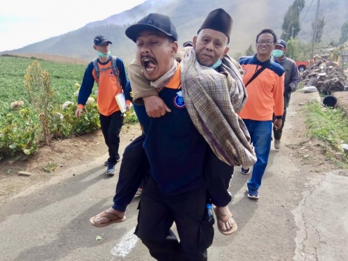 Tim BPBD Kota Batu saat mebantu mengungsikan warga Desa Sumber Brantas. (Foto: istimewa)