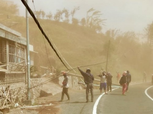 Warga bersama petugs saat mengkondisikan tiang listrik yang roboh di Desa Sumber Brantas Kecamatan Bumiaji, Minggu (20/10/2019). (Foto: istimewa)