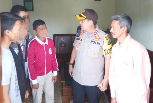 Kapolres Malang Kota, AKBP Dony Alexander SIK, MH saat menyambangi par korban untuk melakukanntrauma healing (Anggara Sudiongko/MalangTIMES)