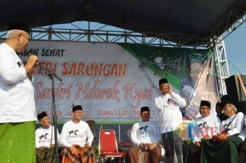 Bupati Malang Sanusi (kiri) dalam acara Hari Santri tahun lalu. (dok MalangTimes)