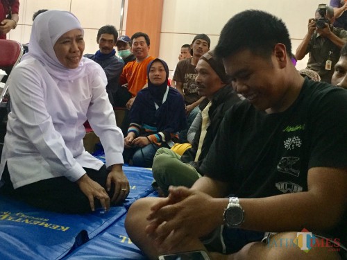 Gubernur Jawa Timur Khofifah Indar Parawansa bersama pengungsi di Posko Balai Deaa Punten, Senin (21/10/2019). (Foto: Irsya Richa/MalangTIMES)