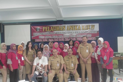 Kepala Disnaker Haris S. bersama jajaran staf dan peserta pelatihan pembuatan aneka kue.(Foto : Aunur Rofiq/BlitarTIMES)