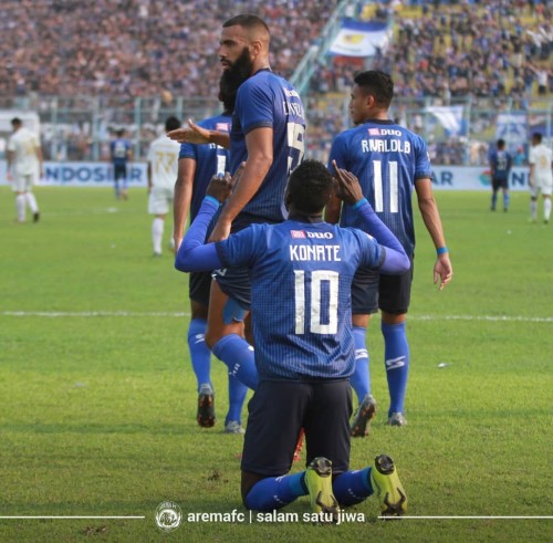 Makan Konate (nomor punggung 10) menjadi pemain paling penting Arema FC saat menghadapi Persipura, Minggu (20/10/2019) (official Arema FC)
