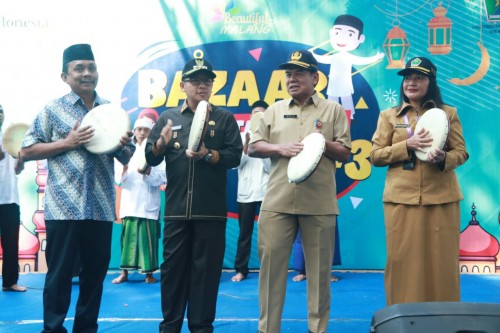 Suasana pembukaan Bazar Wisata Halal yang dipimpin langsung Wali Kota Malang Sutiaji. (dua dari kiri) di Jl Gajah Mada, Senin (21/10) (Foto: Humas Pemkot Malang)