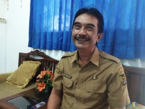 Kabag Humas Pemkot Kediri Apip Permana saat ditemui di ruang kerjanya. (eko Arif s /JatimTimes)
