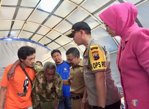 Wakil Wali Kota Batu Punjul Santoso bersama Kapolres Batu AKBP Harviadhi Agung Prathama saat melihat salah satu pengungsi yang sedang sakit di posko BPBD Kota Batu, Senin (21/10/2019). (Foto: Irsya Richa/MalangTIMES)