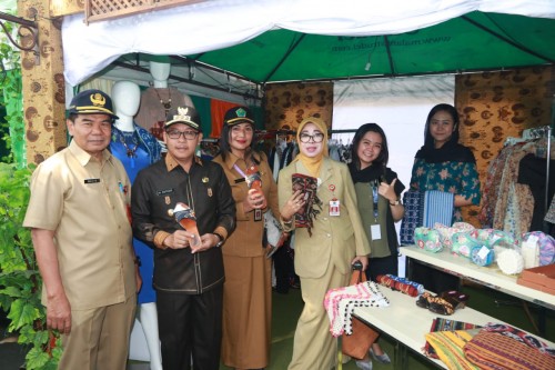 Wali Kota Malang Sutiaji (dua dari kiri) saat meninjau Bazar Wisata Halal di Jl Gajah Mada, Senin (21/10). (Foto: Humas Pemkot Malang)