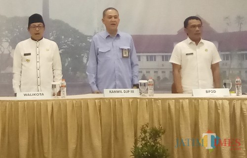 Wali Kota Malang Sutiaji (paling kiri), Kepala Kanwil DJP Jatim III Rudi G. Bastari (tengah), dan Kepala BP2D Kota Malang Ade Herawanto (kanan). (Anggara Sudiongko/MalangTIMES)
