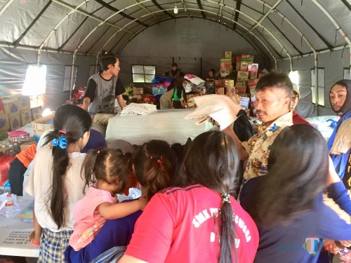 Warga mengantre meminta logistik yang berada di Posko BPBD Kota Batu. (Foto: Irsya Richa/MalangTIMES)