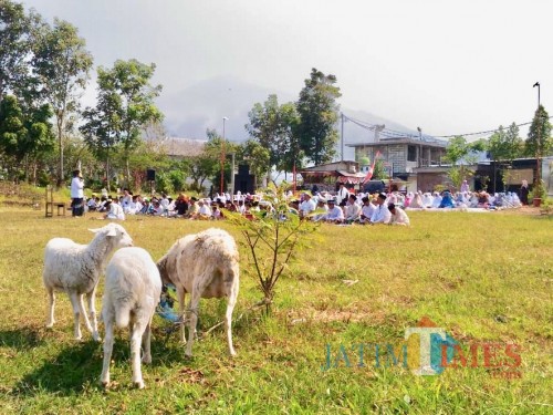 Para jamaah saat melaksanakan salat istisqa di lapangan Lesti Utara, Kelurahan Ngaglik, Kecamatan Batu, Selasa (22/10/2019). (Foto: Irsya Richa/MalangTIMES)