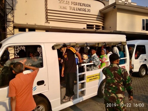 Para pengungsi saat akan berangkat menggunakan mobil shuttle di Balai Desa Tulungrejo, Selasa (22/10/2019). (Foto: istimewa)