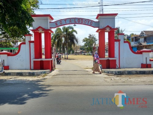 Pintu gerbang di salah satu sudut Kota Lodoyo yang kini menjadi bagian dari Kecamatan Sutojayan.(Foto : Malik Naharul/BlitarTIMES)