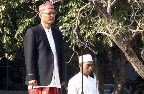 Rektor UIN Maliki Malang Prof Abdul Haris saat menjadi pembina upacara peringatan Hari Santri Nasional di lapangan utama UIN Malang. (Foto: Humas)