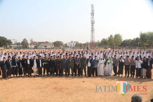 Ribuan Santri saat mengikuti upacara hari santri di lapangan Lirboyo. (Eko Arif S /JatimTIMES)