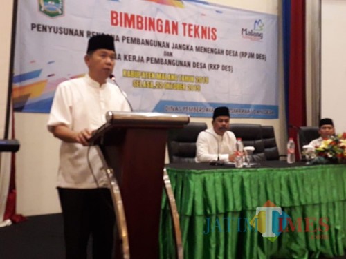 Sekda Kabupaten Malang Didik Budi Muljono saat memberikan sambutan kepada peserta Bimtek penyusunan dokumen perencanaan pembangunan desa. (for MalangTimes)