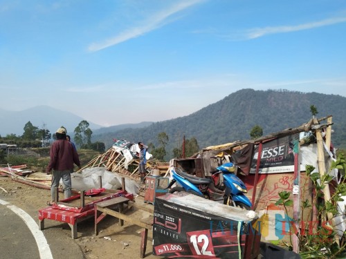 Warung pedagang kaki lima yang porak poranda di Desa Sumber Brantas.