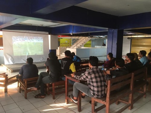 Kemeriahan puluhan anggota LA Ngalam saat nobar sekaligus rapat di Coffee Times (Foto : Ashaq Lupito / MalangTIMES)