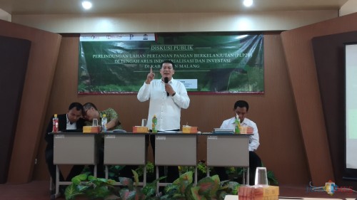 Blak-blakan, Ketua DPRD Kabupaten Malang, Didik Gatot Subroto (berdiri) saat menjadi pembicara dalam diskusi publik bertema Perlindungan Lahan Pertanian Pangan Berkelanjutan (PLP2B) di Tengah Arus Industrialisasi dan Investasi di Kabupaten Malang