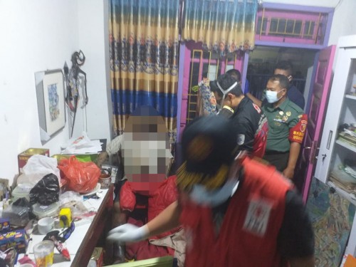 Petugas saat menemukan korban sudah tak bernyawa (ist)