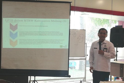 Kepala Bappeda Kabupaten Malang Tomie Herawanto saat menyampaikan pemikirannya dalam diskusi terbuka LP2B. (Nana)