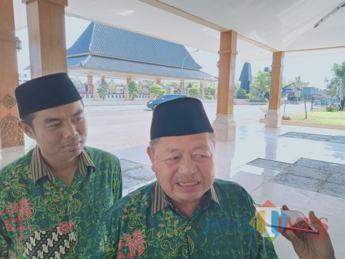 Ketua PCNU Kabupaten Blitar KH Masdain Rifai (kanan). (Foto : Aunur Rofiq/BlitarTIMES)
