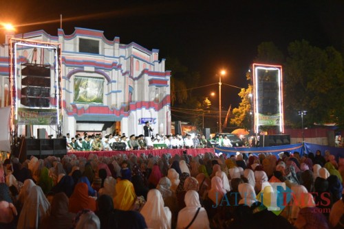 Peringatan Hari Santri Nasional yang digelar di Alun-Alun Rambipuji Jember (foto : Izza : Jatim TIMES)