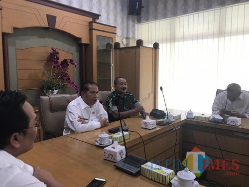 Sekda Kabupaten Malang Didik Budi Muljono (kanan depan) saat sambang dan diterima TNI di lokasi TMMD ke-106 di Kedungsalam, Donomulyo (for MalangTimes)