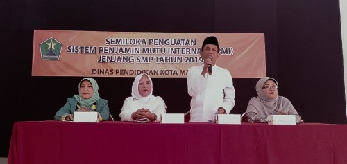 Sekretaris Dinas Pendidikan Kota Malang Totok Kasianto saat membuka acara Semiloka Penguatan SPMI. (Foto: Humas)