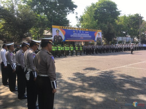 Ratusan petugas gabungan saat melaksanakan apel gelar pasukan Operasi Zebra Semeru 2019. (Foto : Ashaq Lupito / MalangTIMES)