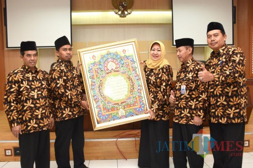 Wakil Wali Kota Kediri Lilik Muhibbah saat melepas peserta kafilah MTQ ke-28 tingkat Provinsi Jawa Timur. (eko Arif s /JatimTimes)
