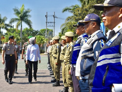 Wali Kota Batu Dewanti Rumpoko bersama Kapolres Batu AKBP Harviadhi Agung Prathama saat mengecek kelengkapan petugas di Mapolres Batu, Rabu (23/10/2019).