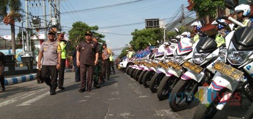 kapolres dan Forkopimda saat melihat kesiapan pasukan Operasi Zebra (foto : Joko Pramono/Jatim Times)