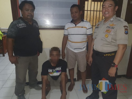 Tersangka Onky Rahmad Fauzi Pratama (jongkok) pelaku penganiayaan terhadap kekasihnya sendiri saat diamankan polisi (Foto : Polsek Kalipare for MalangTIMES)