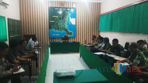 Komandan Kodim 0825 Banyuwangi Letkol Infanteri Yuli Eko Purwanto memimpin rakor penanganan tanggap darurat karhutla.