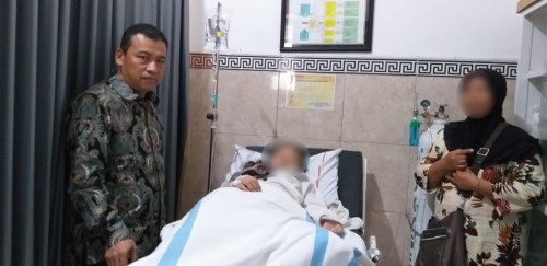 Ketua Komisi D DPRD Kota Malang, Ahmad Wanedi (kiri) saat mengunjungi salah satu siswa yang dirawat dan bukan positif difteri (Istimewa).