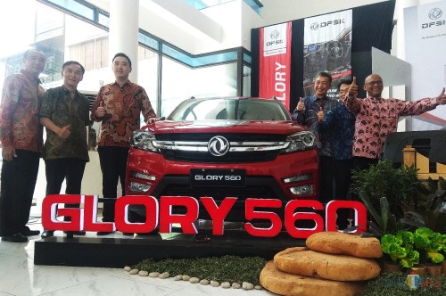 Franz Wang (kiri batik coklat) Managing Director of Sales Center. (eko Arif s /JatimTimes)