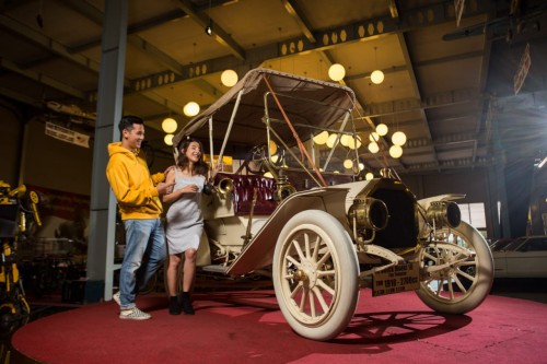 Pengunjung saat menyaksikan salah satu kereta kencana di Museum Angkut. (Foto: Jatim Park for MalangTIMES)